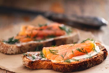 Schilderijen op glas Smoked salmon sandwich appetizer with toasted bread © Phish Photography