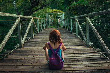 Paz en la simetr&iacute;a en una sesi&oacute;n de fotos en puente abandonado con modelo, San Luis Potosi, Mexico