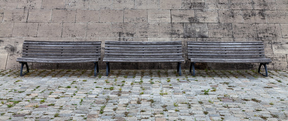 Bankreihe in der Stadt