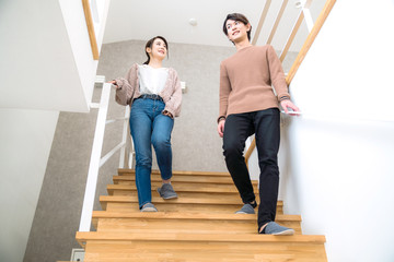 階段を降りるカップル