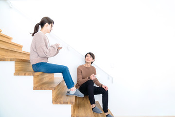 階段に座るカップル