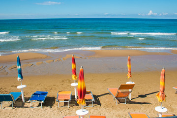 Ombrelloni sulla spiaggia di Sperlonga in Lazio