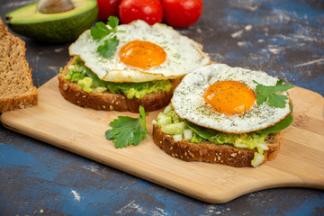 Avocado egg toasts