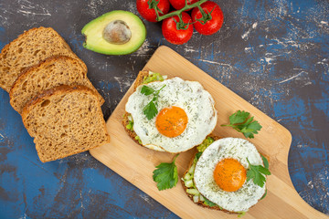Avocado egg toasts