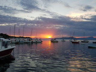 Fototapeta na wymiar Coucher de soleil sur un petit port de provence