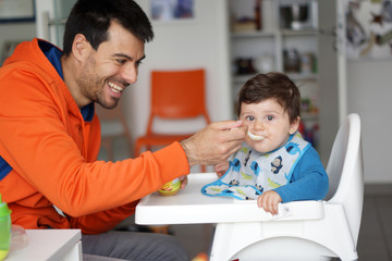 Bambino che mangia con il papà