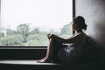 考え込む女性