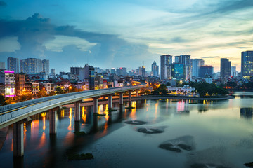 Fototapeta premium Widok na panoramę Hanoi. Hanoi pejzaż o zmierzchu nad jeziorem Hoang Cau