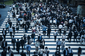 横断歩道を渡る人々
