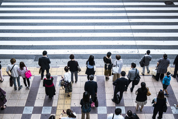 Obraz premium 横断歩道を渡る人々