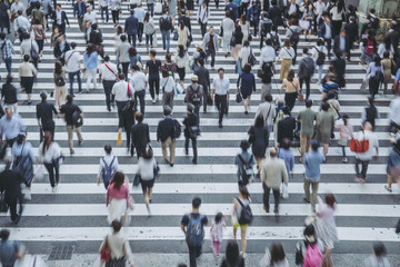 Naklejka premium 横断歩道を渡る人々