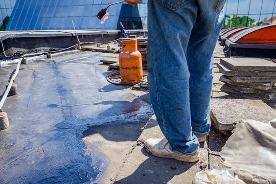 Roofing installation resin with propane blowtorch using a gas burner