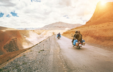 Obraz premium Podróżujący motocyklem jeżdżą indyjskimi drogami Himalaya