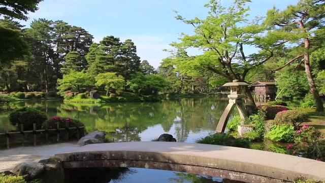 徽軫灯籠・兼六園（金沢市）