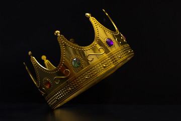 Golden Crown isolate black background - corona oro re regina fondo nero 