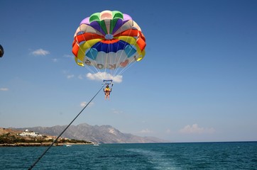 Parachute ascensionnel au large de la plage de Kardamena (Kos-Grèce)
