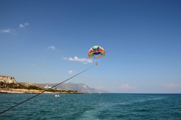 Parachute ascensionnel au large de la plage de Kardamena (Kos-Grèce)
