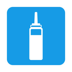 Icono plano botella de ketchup de plastico en cuadrado azul