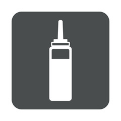 Icono plano botella de ketchup de plastico en cuadrado gris