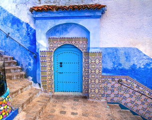 Fototapeta premium Niesamowity widok na ulicę w niebieskim mieście Chefchaouen. Lokalizacja: Chefchaouen, Maroko, Afryka. Obraz artystyczny. Świat piękna