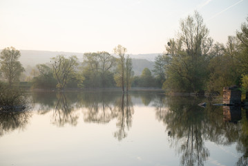 Obraz premium Sonnenaufgang - die ruhige Morgenstimmung über einem See,
