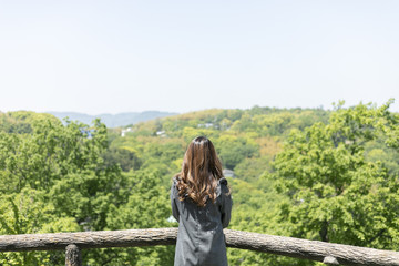 高台の女性