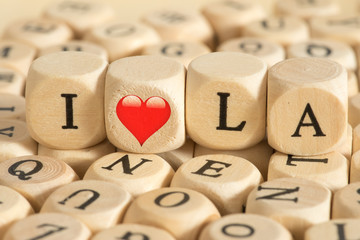 Holzbuchstaben und Slogan I love Los Angeles