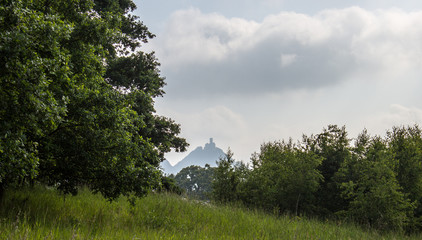 Obraz premium Panoramic view of Bezdez castle with clouds