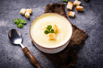 Cream soup with cauliflower and crouton