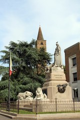 Ehrendenkmal in Ravenna.