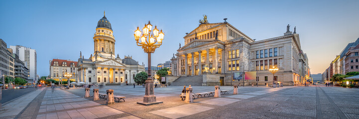 Fototapeta premium Sala koncertowa i niemiecka katedra na Gendarmenmarkt w Berlinie