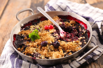 berry fruit crumble