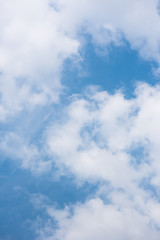  The sky is bright, the sky is white.