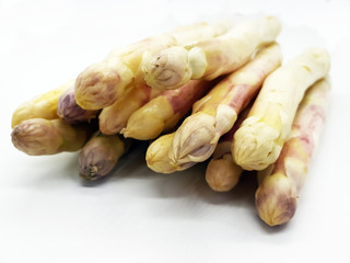 Frischer Spargel auf weißem Hintergrund