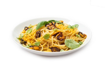 Spaghetti con cozze, bottarga e basilico fresco