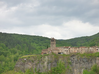 Fototapeta premium Castellfollit de la Roca​​, pueblo español de la comarca de La Garrotxa, en la provincia de Girona, dentro de la comunidad autónoma de Cataluña en España