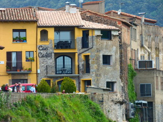 Castellfollit de la Roca​​, pueblo español de la comarca de La Garrotxa, en la provincia de Gerona, dentro de la comunidad autónoma de Cataluña en España