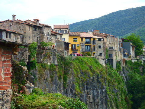 Castellfollit de la Roca​​, pueblo español de la comarca de La Garrotxa, en la provincia de Gerona, dentro de la comunidad autónoma de Cataluña en España