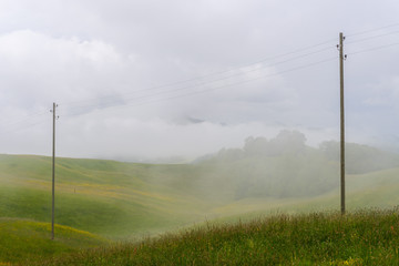 Fototapeta na wymiar Nebel mit Stromkabel