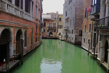 Fototapeta na wymiar venetian canal. streets of Venice 