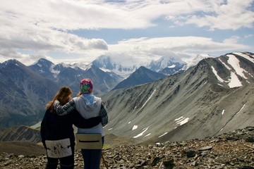 Fototapeta na wymiar two girl friends look at the mountains