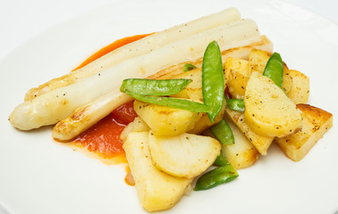 weißer Spargel mit Tomatenconsomme, frischen Kartoffeln und Zuckerschoten