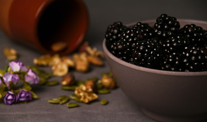 Bol de moras con frutos secos