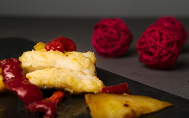 Bacalao con pimientos en base pizarra