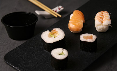 Sushi con fondo tela gris
