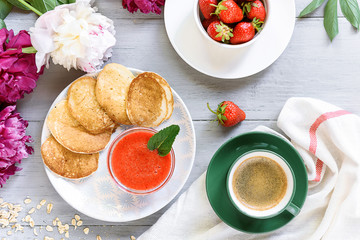 pancakes with strawberries