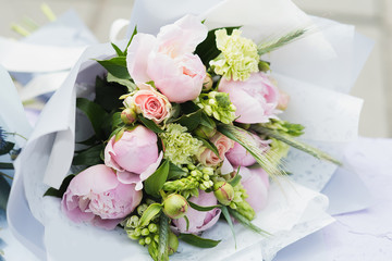 Flower composition with white and pink roses and other flowers