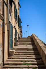 Fototapeta na wymiar Treppenaufgang in Piombino, Toskana, Italien