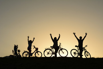 Fototapeta na wymiar crowded family group and cycling trip