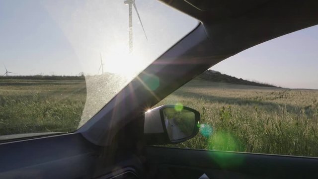 auto in movimento nella natura 